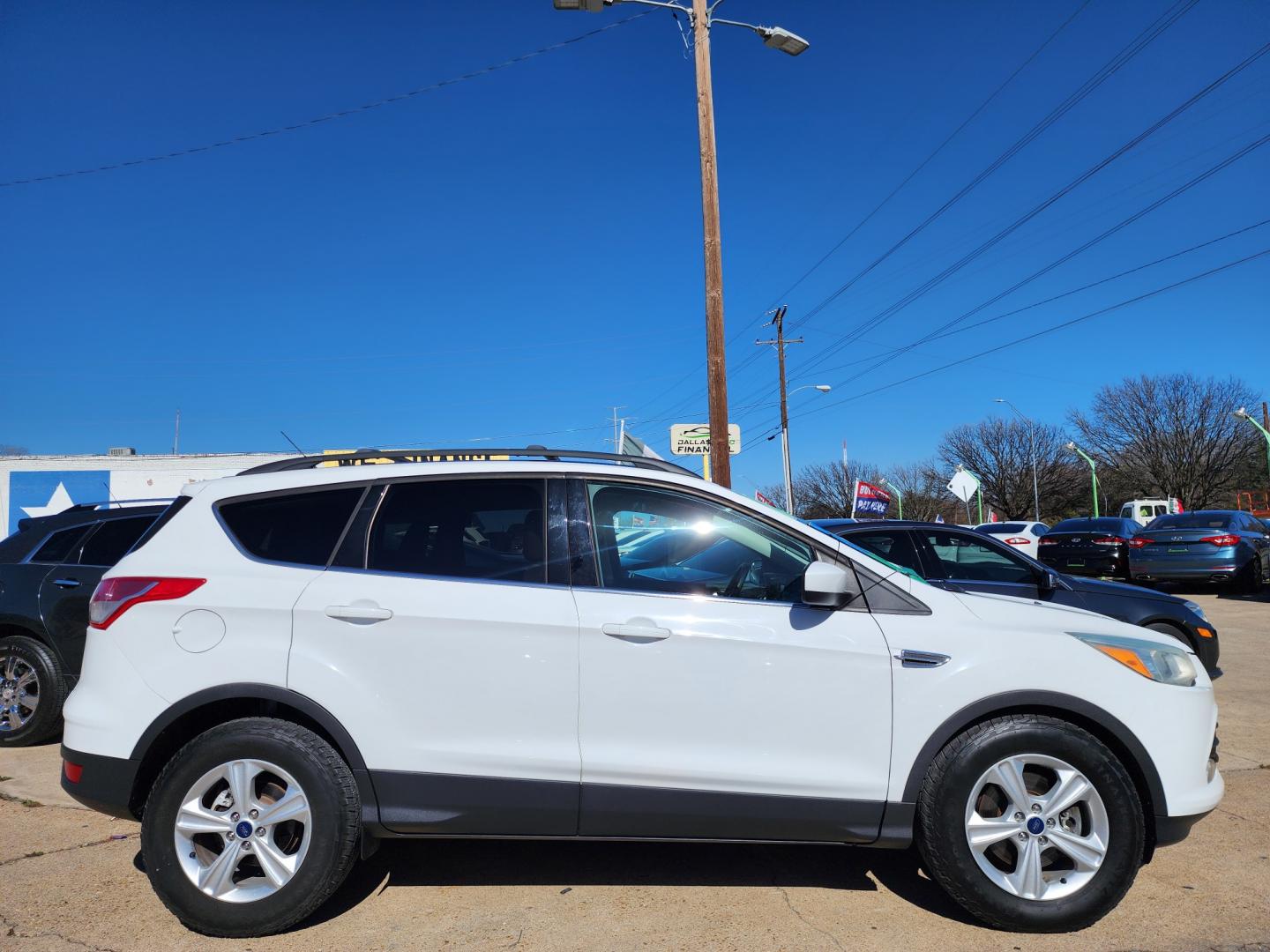 2015 WHITE Ford Escape SE (1FMCU9GX4FU) with an 1.6L L4 DOHC 16V engine, 6-Speed Automatic transmission, located at 2660 S.Garland Avenue, Garland, TX, 75041, (469) 298-3118, 32.885551, -96.655602 - Welcome to DallasAutos4Less, one of the Premier BUY HERE PAY HERE Dealers in the North Dallas Area. We specialize in financing to people with NO CREDIT or BAD CREDIT. We need proof of income, proof of residence, and a ID. Come buy your new car from us today!! This is a Super Clean 2015 FORD ESCAP - Photo#2